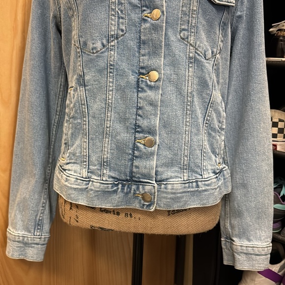 NWT H&M light blue jean jacket. All functional pockets and button cuffs. Medium. - Picture 6 of 16